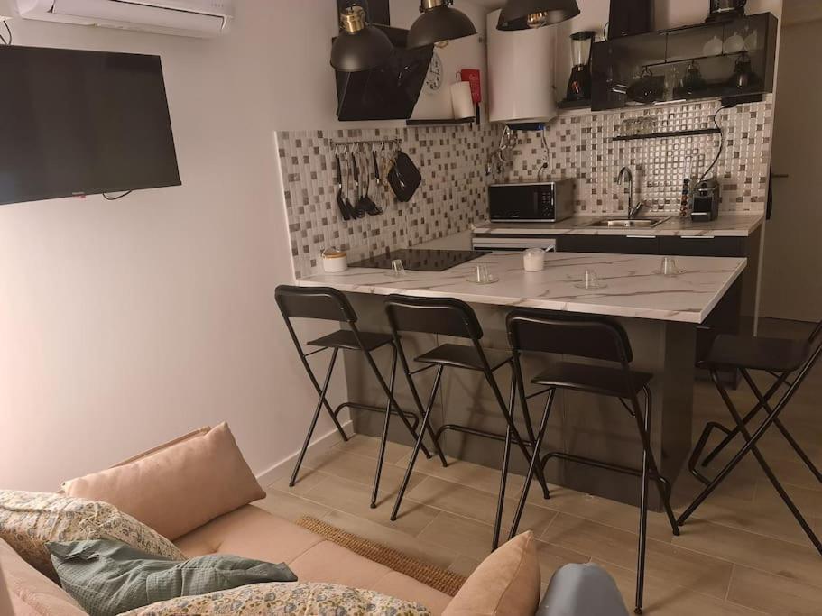 "Linda'S Guest House" Beach House With Private Patio & Hot Tub, 3 Min From The Beach Costa da Caparica Esterno foto