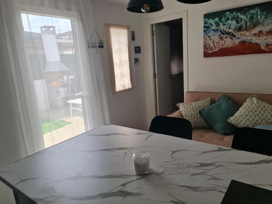 "Linda'S Guest House" Beach House With Private Patio & Hot Tub, 3 Min From The Beach Costa da Caparica Esterno foto
