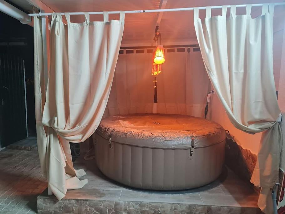 "Linda'S Guest House" Beach House With Private Patio & Hot Tub, 3 Min From The Beach Costa da Caparica Esterno foto
